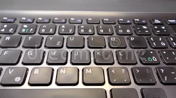 笔记本电脑笔记本电脑键盘特写细节视频的预览图