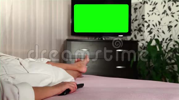 女人看绿屏电视视频的预览图
