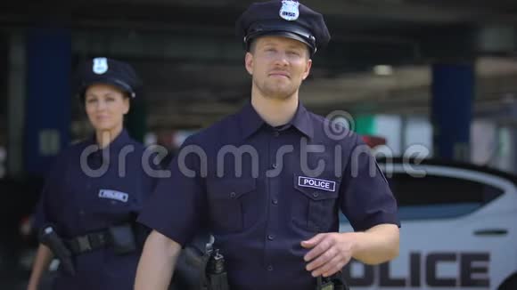 善良的警察微笑着站在警察局附近准备帮忙命令视频的预览图