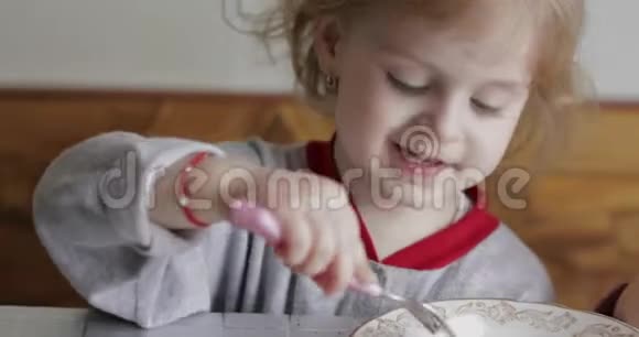 小女孩用叉子吃新鲜的梨子儿童食用美味水果视频的预览图