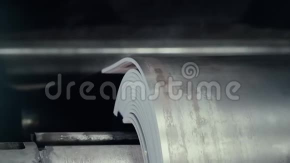 汽车零部件生产老厂一个铝管仓库金属管的生产管道焊接视频的预览图