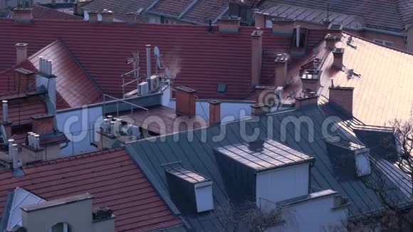 布达佩斯屋顶景观烟从房子的烟囱里冒出来视频的预览图