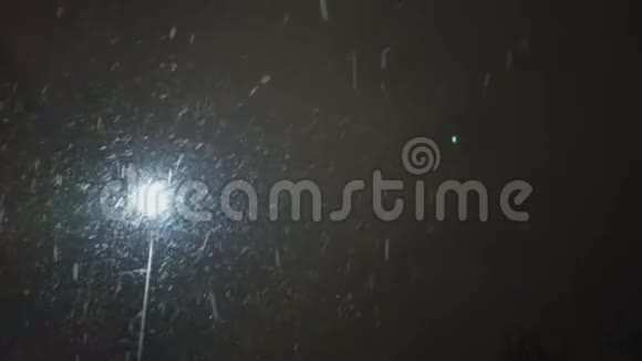 雪在夜空和灯笼上平静地旋转视频的预览图