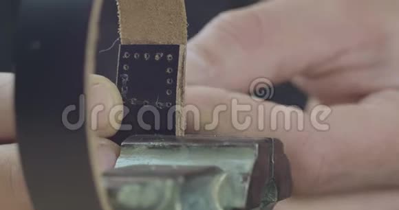 男用手特写黑色皮革手工缝制带针制作工艺精品电影院4k视频视频的预览图