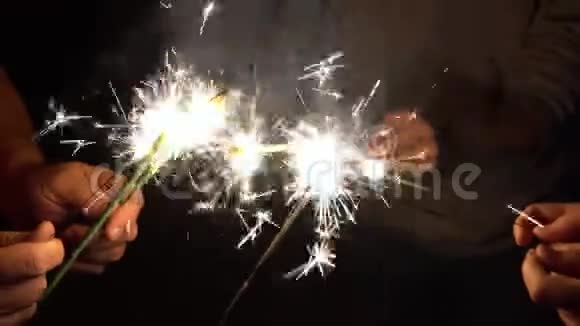 一群朋友一起点燃了火花人们为节日做好准备点燃孟加拉大火公司视频的预览图