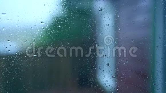 窗玻璃上的雨滴特写视频的预览图