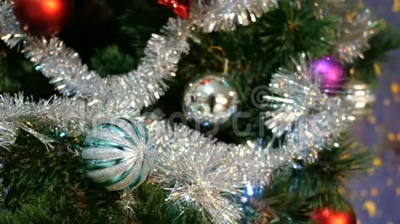 装饰的圣诞树圣诞玩具和五颜六色的球在花环上闪烁着灯光有选择的焦点视频的预览图
