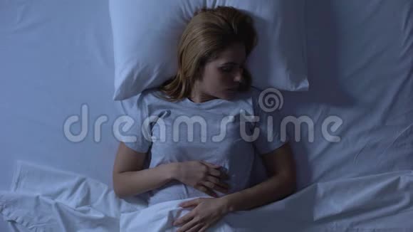 漂亮的女人很容易醒来早晨阳光明媚睡眠健康视野开阔视频的预览图