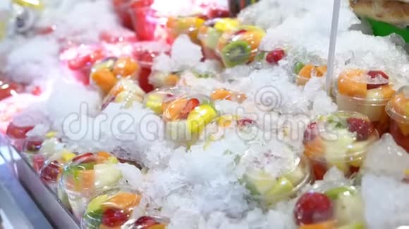 新鲜水果提供新鲜水果片可在冰上观赏视频的预览图