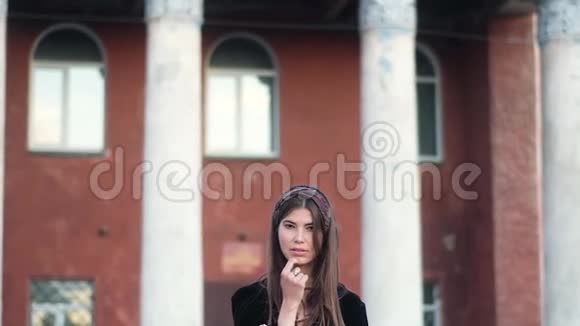 肖像美丽的女孩一头乌黑的长发穿着黑色的连衣裙手指上戴着银环头上戴着彩色手帕卢奥视频的预览图