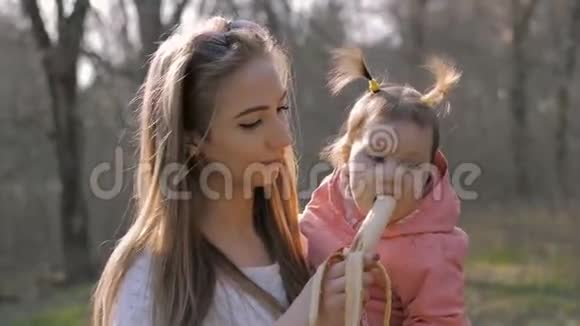 可爱的宝宝在妈妈怀里吃香蕉视频的预览图