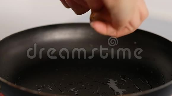 锅里煎鸡蛋破鸡蛋掉进煎锅里慢镜头视频视频的预览图