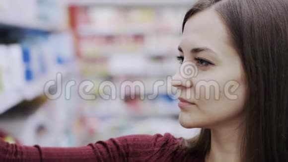 超市化妆品部女式嗅淋浴凝胶特写喜欢它的情感视频的预览图