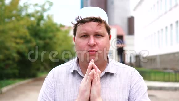 城市里的穆斯林青年祈祷视频的预览图