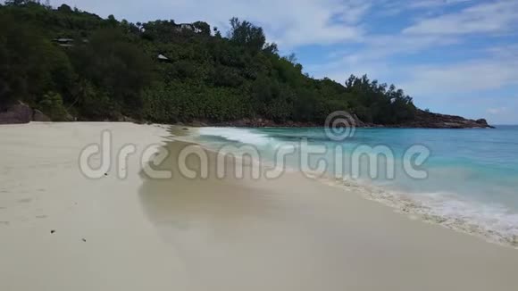 沿塞海滩的良好景观有干净的印度洋海浪和植物4K足迹视频的预览图