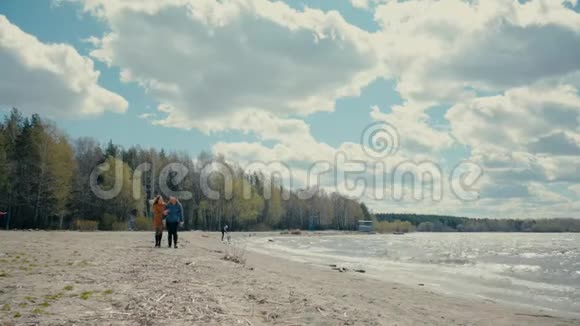 多轮夫妇沿着湖边散步视频的预览图