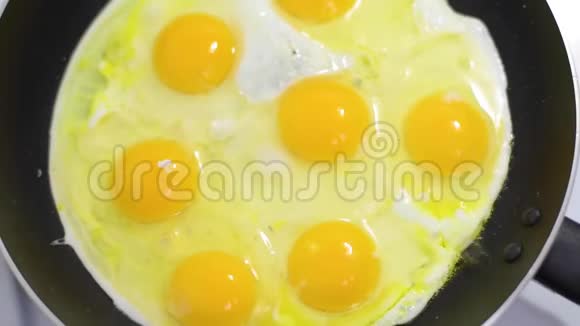 煎锅上煎鸡蛋鸡蛋放在热锅上视频的预览图