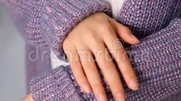 特写镜头视频女人的手紧张地动着舒适的女人贴身穿毛衣的女人冬天视频的预览图