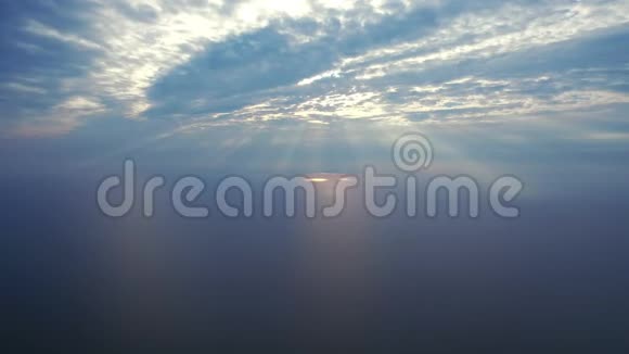 阳光穿透海面上空的云层透过云层鸟瞰阳光视频的预览图
