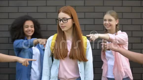4青少年用手指在眼镜书包里戏弄新来的聪明同学视频的预览图