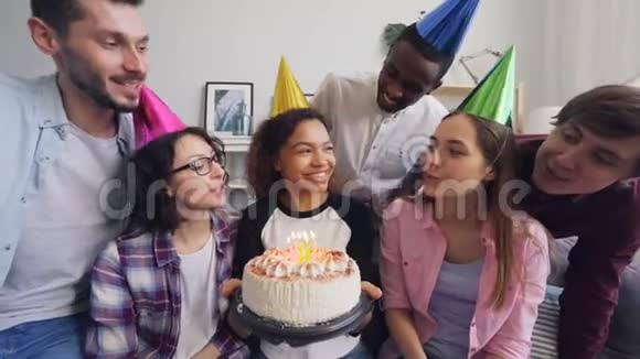 各族朋友一起庆祝生日唱着生日歌在蛋糕上吹蜡烛视频的预览图