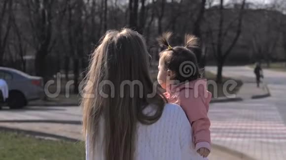 可爱的宝宝在她妈妈的怀里户外视频的预览图