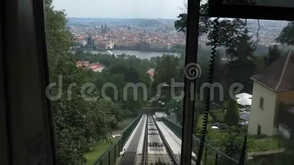 从藤轮向上俯瞰布拉格全景视频的预览图