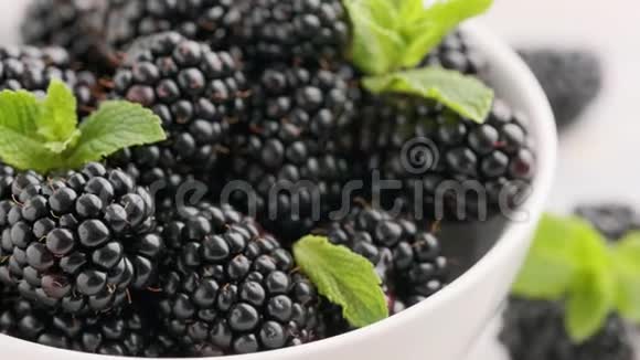 甜的成熟黑莓成熟的浆果和维生素以保持健康视频的预览图