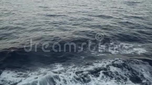 从船上看到蓝色海水的顶部做慢动作视频的预览图