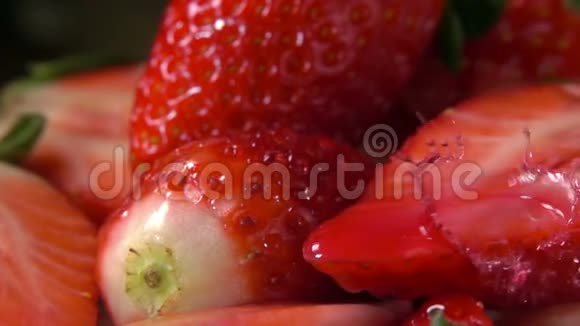 一滴水滴滴在半汁草莓上视频的预览图