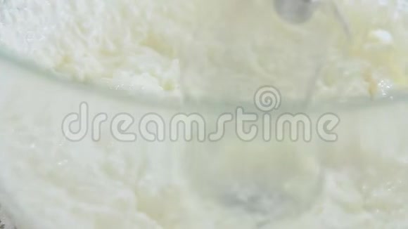 搅拌机在玻璃碗里做奶油视频的预览图