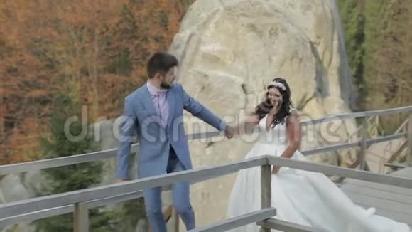带着新娘在森林里山岗附近的一个小镇上露宿新婚夫妇视频的预览图