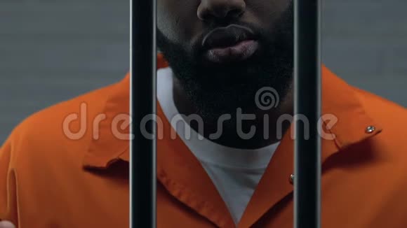 危险的非裔美国罪犯关押监狱监禁特写视频的预览图