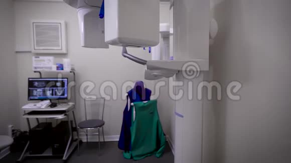 牙科诊所办公室的现代x射线设备由下向上移动新技术视频的预览图