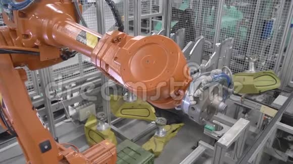 工业机器人机械臂机器人中心自动化工作场所汽车工业现代工厂视频的预览图
