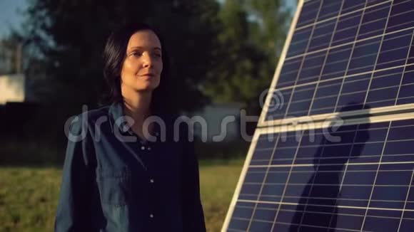 在太阳能电池旁行走的女人视频的预览图