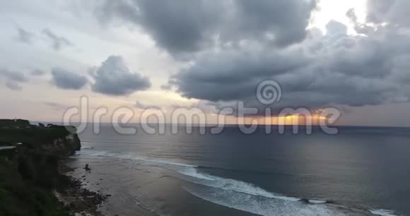 空中拍摄的海洋画面上面有巨大的雨云4k视频的预览图