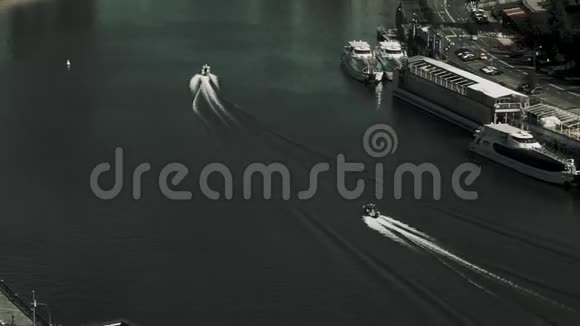 莫斯科河沿河两条船视频的预览图