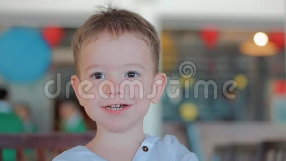 快乐的孩子斯米尔快乐的童年暑假快乐的小男孩微笑着骑在秋千上视频的预览图