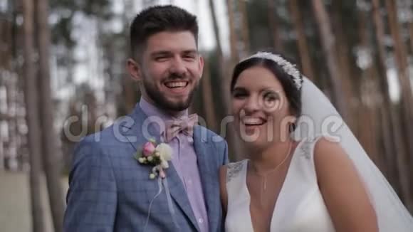新婚夫妇一起笑可爱的新郎和新娘幸福家庭视频的预览图