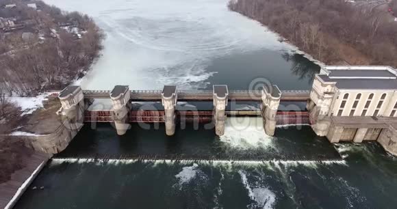 俄罗斯河坝鸟瞰图视频的预览图