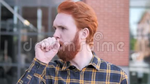 生病的红发胡子年轻人在户外咳嗽视频的预览图