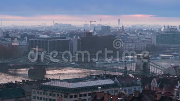 日出时布达佩斯全景秋日清晨的塞切尼桥视频的预览图