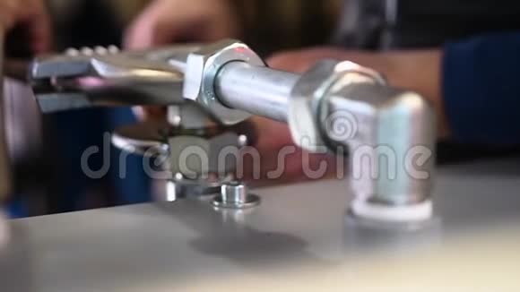 装配液压元件的工人视频的预览图