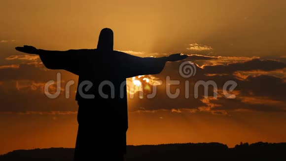 耶稣基督救赎者雕像剪影在里约热内卢巴西日出日落的天空时间视频的预览图