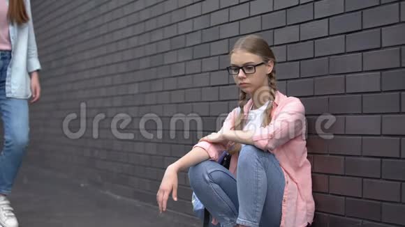 关爱的女青少年支持孤独的同学坐在一边提供帮助视频的预览图