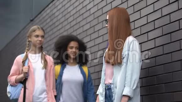 两个小学生欺负谦虚的红发少年推吓同学视频的预览图