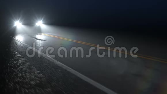 汽车行驶在乡村夜晚潮湿的道路上前灯开启无缝隙循环视频的预览图