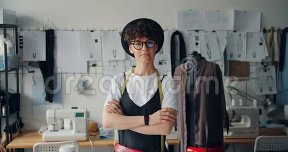 独立女设计师双手交叉站在画室的肖像视频的预览图
