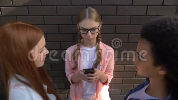 嘲笑学生检查同学智能手机和嘲笑青少年虐待视频的预览图